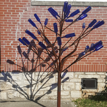 Photo of the Bottle Tree sculpture